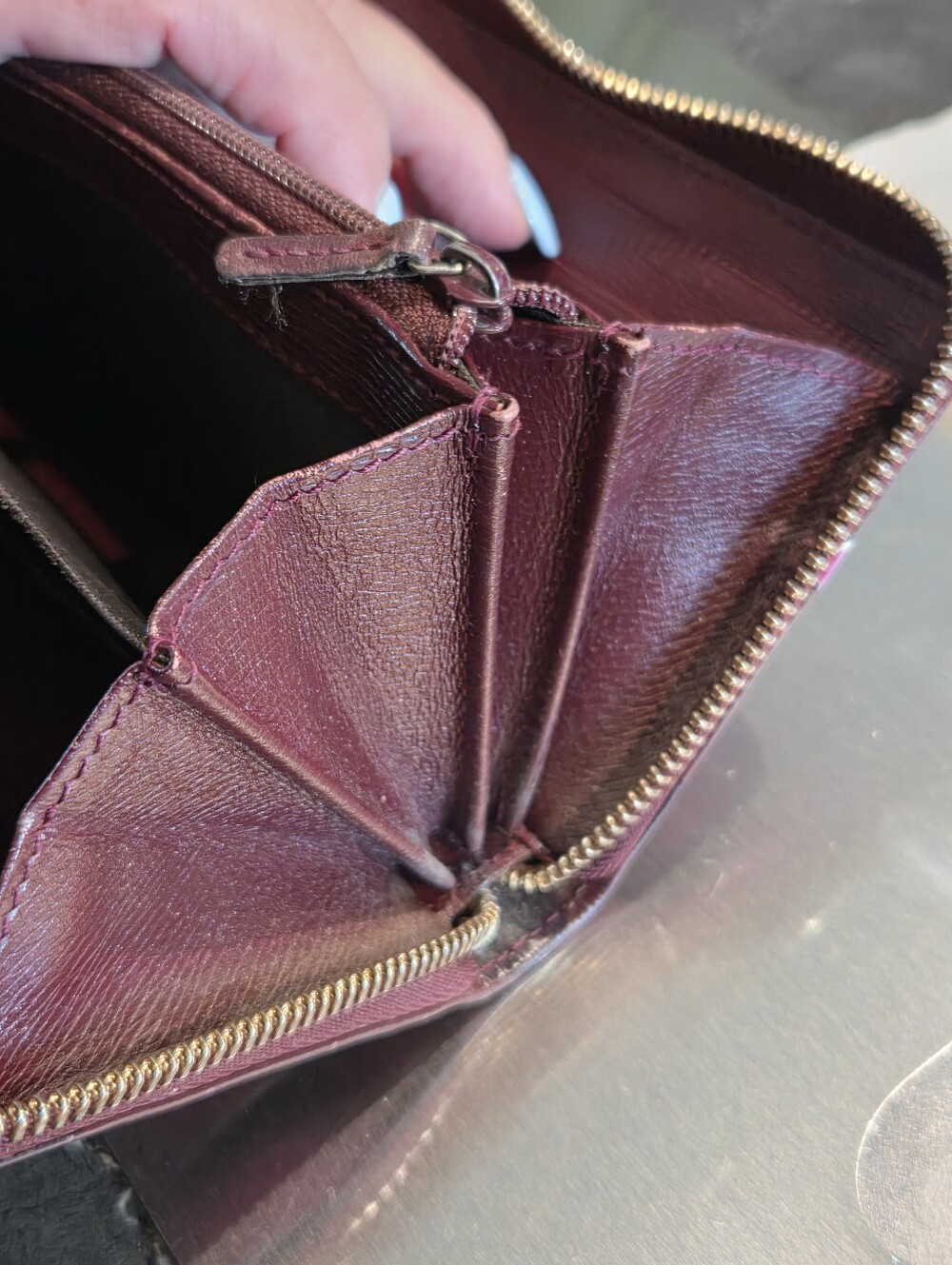 Gucci Zip-Around Wallet in Burgundy with Pink Heart Motif - Picture 7 of 16